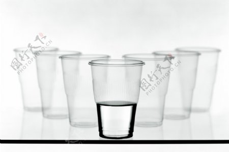 静物摄影创意摄影塑料水杯