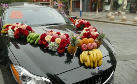 婚礼彩车水果装饰