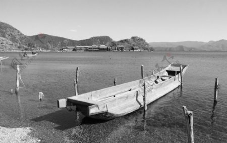 泸沽湖畔的木船