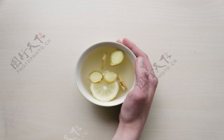 一碗柠檬茶在白色背景上