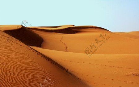 蓝天下的大沙漠