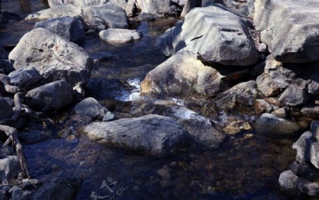 石头与水流