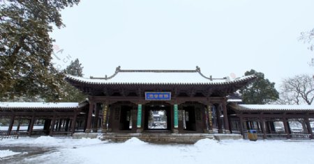 白雪覆蓋的古建筑