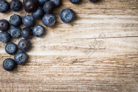 木板上的蓝莓背景图片