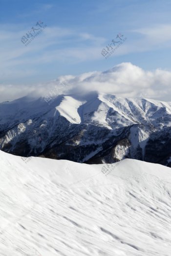 雪中的山峰图片