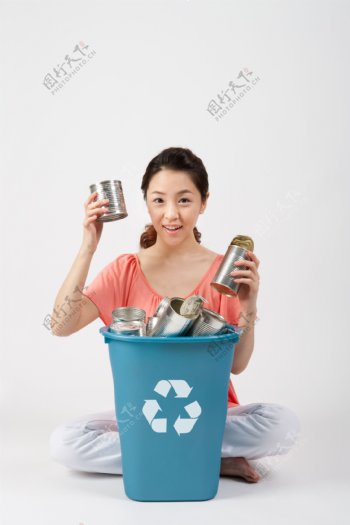 回收垃圾的志愿者美女图片