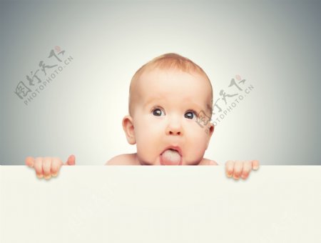 躲在纸板后面吐舌头的男宝宝图片