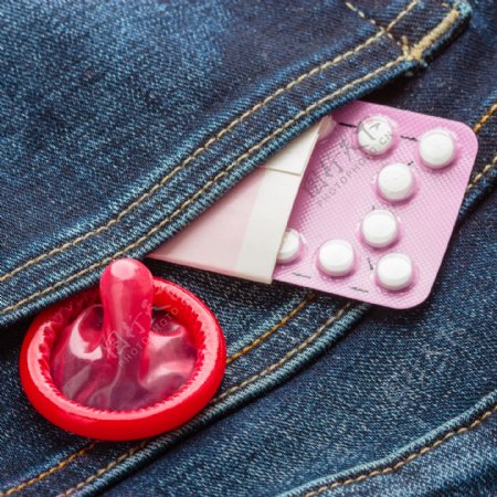 牛仔裤与避孕用品