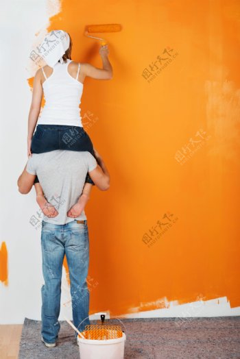 亲密的夫妻粉刷墙壁图片