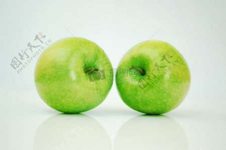 两个绿苹果