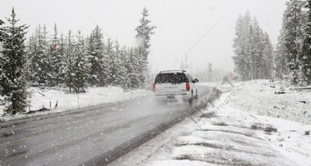 雪路冬季汽车旅游路径路旅行暴风雪