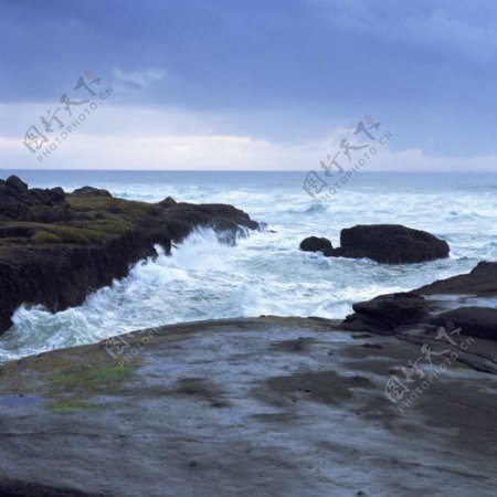 海岸浪花岩石自然景观图片