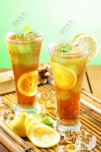 冰块橙汁和水果图片