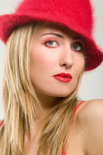 戴红色小帽的金发女人图片