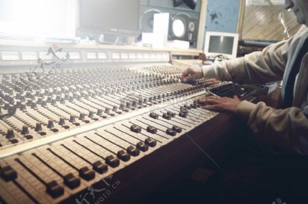 人人技术音乐播放录音混音面板工作室光盘节目主持人DJ音响调音台滑动控制