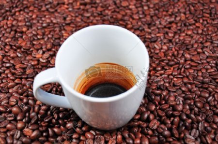 咖啡豆上的咖啡杯