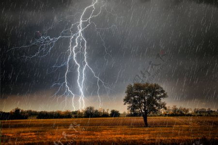 电闪雷鸣的下雨天图片