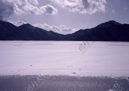 湖水山峦图片