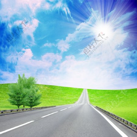 蓝天白云下的道路图片