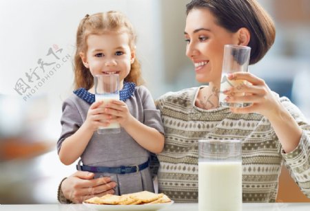 喝牛奶的母女图片