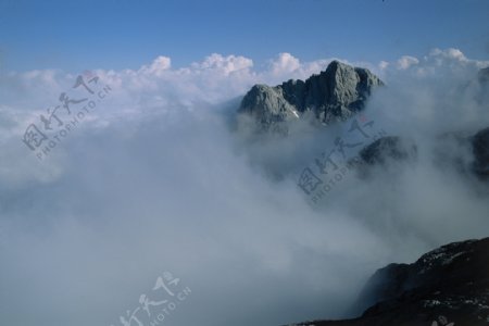 高山雾海景光图片