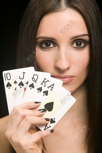 玩扑克牌的美丽女人图片