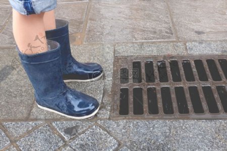 脚水街多雨孩子下雨橡胶靴子下水道