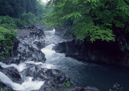 山间河流摄影图片