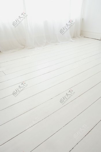 白色地板和窗帘装饰图片