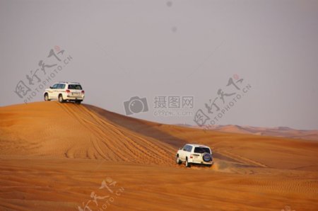 在沙漠中行驶的吉普车