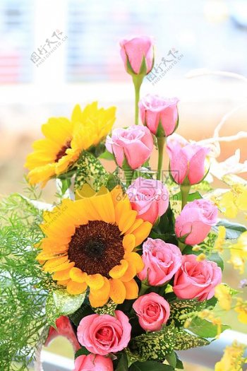 花瓶中的彩色花朵
