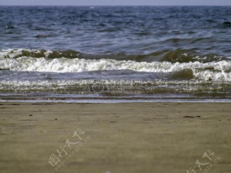 海浪汹涌的沙滩