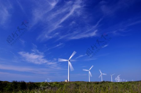 草原上的风能发电机图片图片