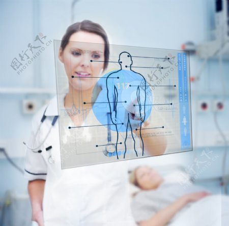 点击人体模型的医生图片