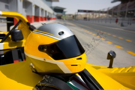 黄色赛车头盔图片