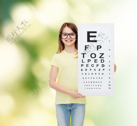 拿着视力测试卡的女孩图片