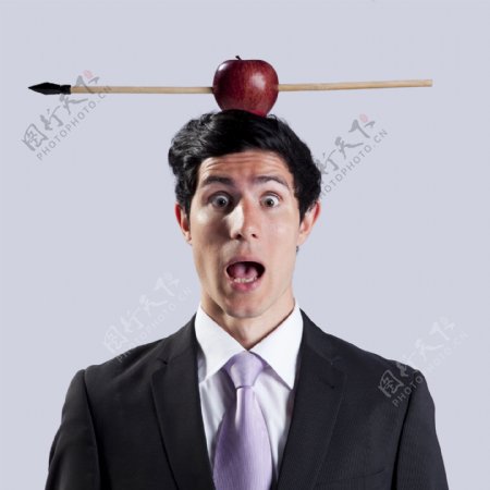 男人头顶上的苹果图片