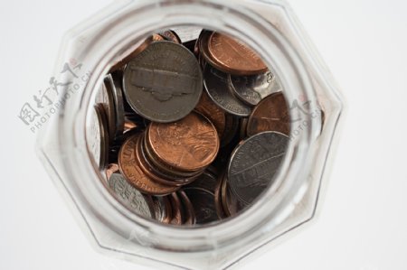储钱罐里的硬币特写图片