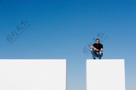 蹲在高处的外国男人图片图片