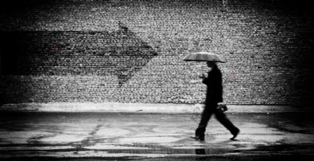 搭雨伞走路的男人图片