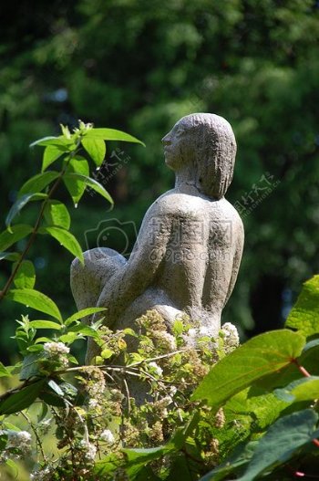 绿色花园里的雕塑