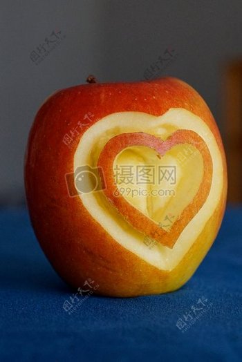 雕刻的爱心苹果