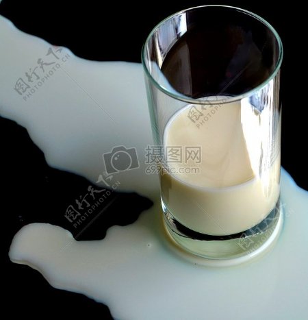 破了的牛奶杯