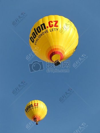 2热空气气球白天飞行蓝天下