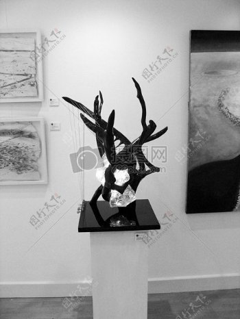 艺术灯白画廊黑色雕塑展览水晶牛角宝石闪耀posk