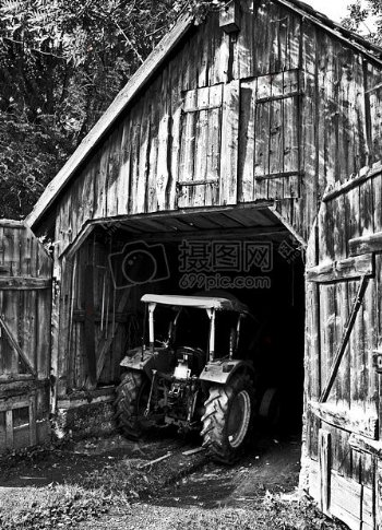 谷仓里的拖拉机