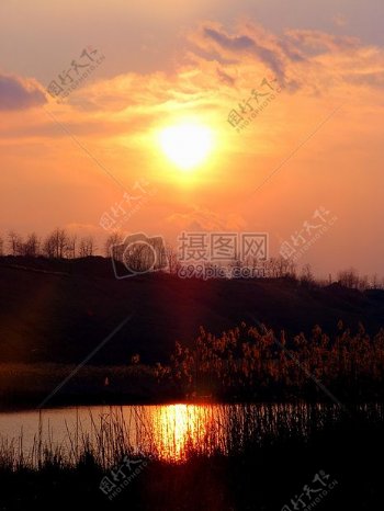 明亮的日落景观湖上