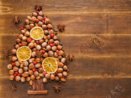 干果组成的圣诞树图片