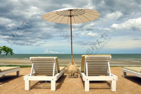 夏日沙滩上的椅子图片
