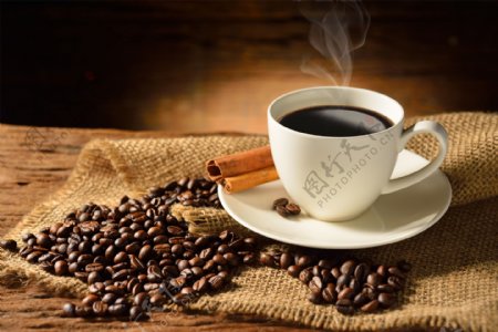 粗布上的咖啡豆和咖啡杯图片